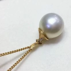 Takaramonobr Pearl Pendants 14.0-15.0 Mm White South Sea Pearl | Australia White Pearl & Diamond Pendant Mounted On 18K Gold