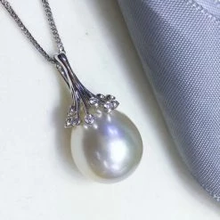 Takaramonobr Pearl Pendants 14.0-15.0 Mm White South Sea Pearl | Australia White Pearl & Diamond Pendant Mounted On 18K Gold