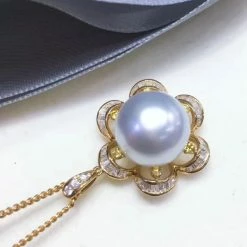 Takaramonobr Pearl Pendants 14.0-15.0 Mm White South Sea Pearl | Australia White Pearl & Diamond Pendant Mounted On 18K Gold