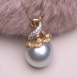 Takaramonobr Pearl Pendants 14.0-15.0 Mm White South Sea Pearl | Australia White Pearl & Diamond Pendant Mounted On 18K Gold