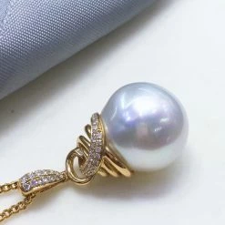 Takaramonobr 15.0-16.0 Mm White South Sea Pearl | Australia White Pearl & Diamond Pendant Mounted On 18K Gold Pearl Pendants