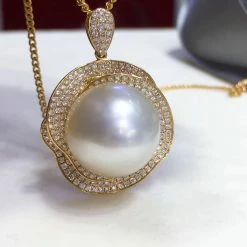 Takaramonobr 15.0-16.0 Mm White South Sea Pearl | Australia White Pearl & Diamond Pendant Mounted On 18K Gold Pearl Pendants
