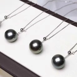 Takaramonobr 10.0-11.0 Mm AAA Tahitian Black Green Pearl Pendant Mounted On 18-Karat White Gold Black Pearls