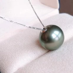 Takaramonobr 10.0-11.0 Mm AAA Tahitian Black Green Pearl Pendant Mounted On 18-Karat White Gold Black Pearls