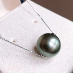Takaramonobr 10.0-11.0 Mm AAA Tahitian Black Green Pearl Pendant Mounted On 18-Karat White Gold Black Pearls