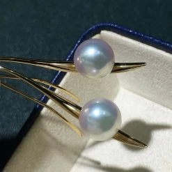 Takaramonobr Charming 8.0-8.5mm Japanese Round White Akoya Pearl Earrings In 18K Gold