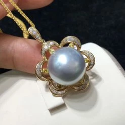 Takaramonobr Pearl Pendants 14.0-15.0 Mm White South Sea Pearl | Australia White Pearl & Diamond Pendant Mounted On 18K Gold