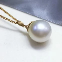 Takaramonobr Pearl Pendants 14.0-15.0 Mm White South Sea Pearl | Australia White Pearl & Diamond Pendant Mounted On 18K Gold