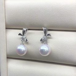 Takaramonobr Akoya Pearls Bowknot Collection 7.5-8.0 Mm Akoya Round White Pearl Stud Earrings With Diamonds