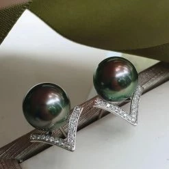 Discount βοΈ Takaramonobr V Collection 10.0-11.0 Mm Tahitian Black Green Pearl & Diamond Stud Earrings Peacock Pearls 𧨠8 Takaramonobr V Collection 10.0-11.0 Mm Tahitian Black Green Pearl & Diamond Stud Earrings Peacock Pearls
