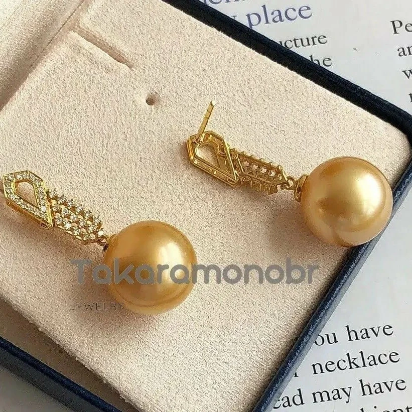 Brand new ๐ Takaramonobr Glimmer 13.0-14.0 Mm Golden South Sea Pearl & Diamond Earrings In Gold ๐คฉ 7 Takaramonobr Glimmer 13.0-14.0 Mm Golden South Sea Pearl & Diamond Earrings In Gold