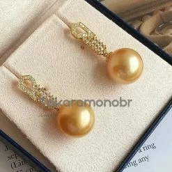 Brand new ๐ Takaramonobr Glimmer 13.0-14.0 Mm Golden South Sea Pearl & Diamond Earrings In Gold ๐คฉ 13 Takaramonobr Glimmer 13.0-14.0 Mm Golden South Sea Pearl & Diamond Earrings In Gold