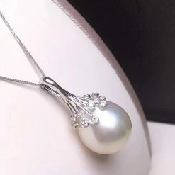 Takaramonobr Pearl Pendants 14.0-15.0 Mm White South Sea Pearl | Australia White Pearl & Diamond Pendant Mounted On 18K Gold