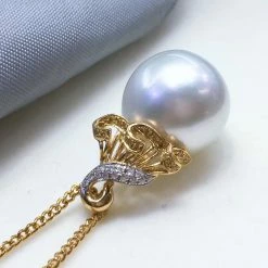 Takaramonobr Pearl Pendants 14.0-15.0 Mm White South Sea Pearl | Australia White Pearl & Diamond Pendant Mounted On 18K Gold