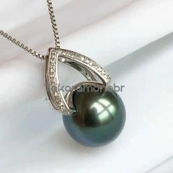 Best Sale 👍 Takaramonobr Black Pearls Pyramid Collection 12.0-13.0 Mm Tahitian Black Green Pearl & Diamond Earrings In G18K 😉 13 Takaramonobr Black Pearls Pyramid Collection 12.0-13.0 Mm Tahitian Black Green Pearl & Diamond Earrings In G18K
