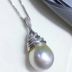 Takaramonobr 15.0-16.0 Mm White South Sea Pearl | Australia White Pearl & Diamond Pendant Mounted On 18K Gold Pearl Pendants