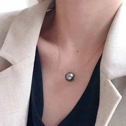 Takaramonobr 10.0-11.0 Mm AAA Tahitian Black Green Pearl Pendant Mounted On 18-Karat White Gold Black Pearls