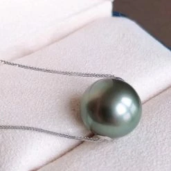 Takaramonobr 10.0-11.0 Mm AAA Tahitian Black Green Pearl Pendant Mounted On 18-Karat White Gold Black Pearls